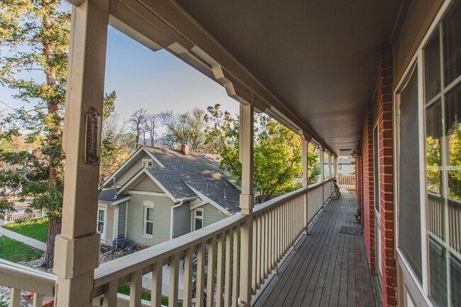 Building Photo - Immaculate Fully Renovated 2 bed/1 bath!