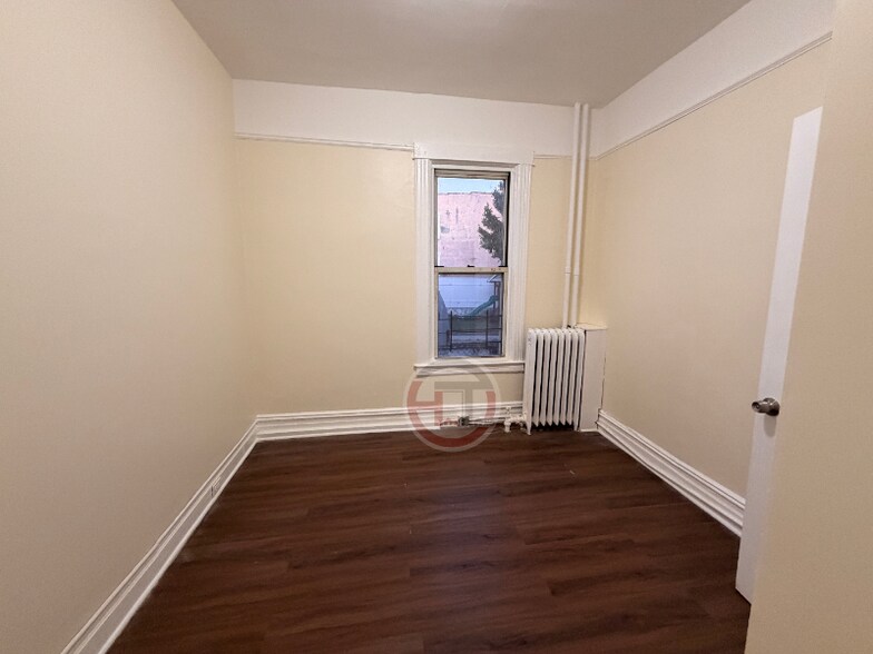 Building Photo - 853 Van Nest Ave