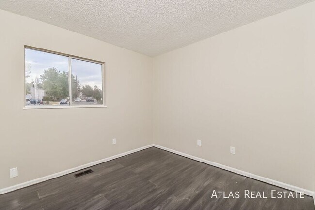 Building Photo - 4885 Artistic Cir