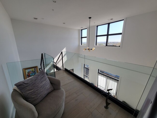 Building Photo - Two Bedroom, Two Level Luxury Penthouse Co...