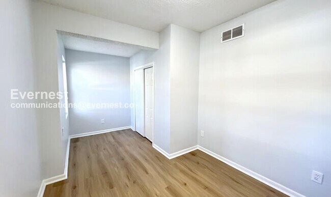 Building Photo - 907 S Cedar Ave