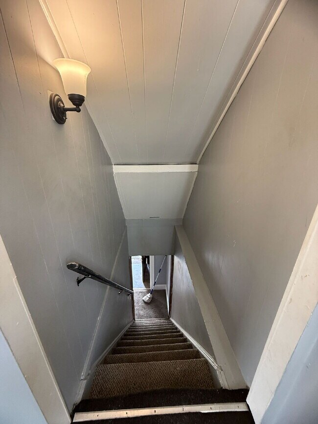 Building Photo - 3-Bedroom Home in Detroit with Spacious La...