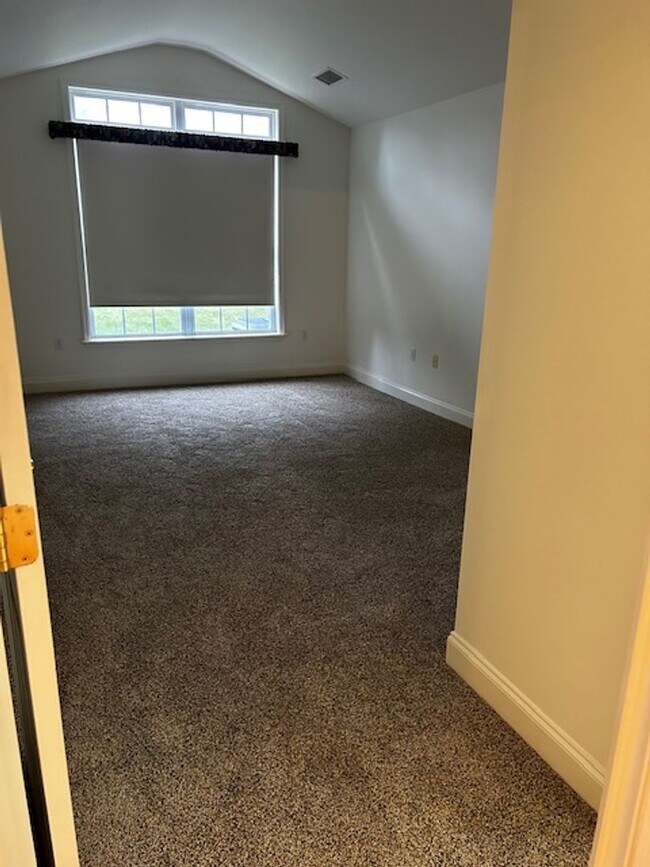 Building Photo - Beautiful 2 Bedroom, Loft 1 1/2 Bath Townhome Wyomissing