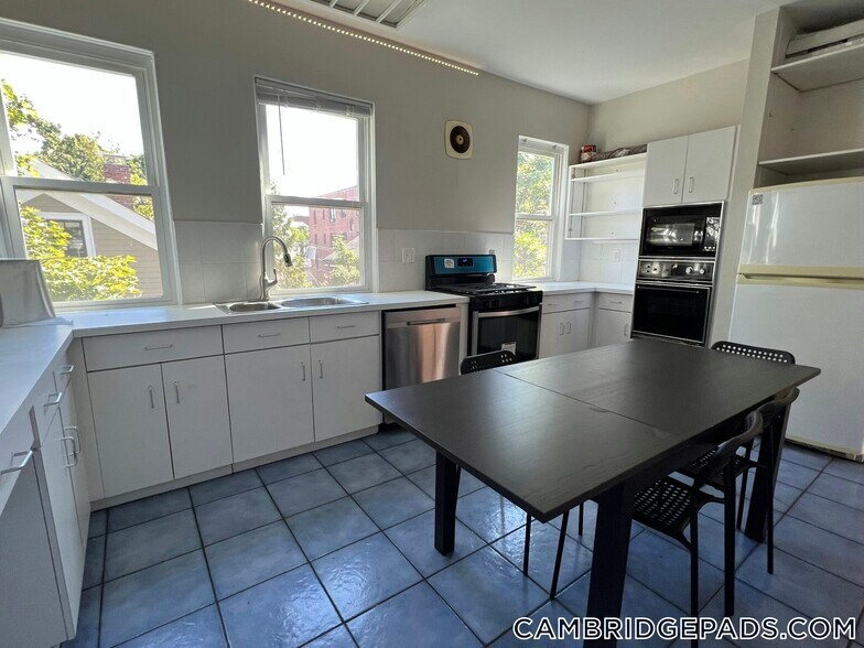 Building Photo - 1000 Memorial Dr