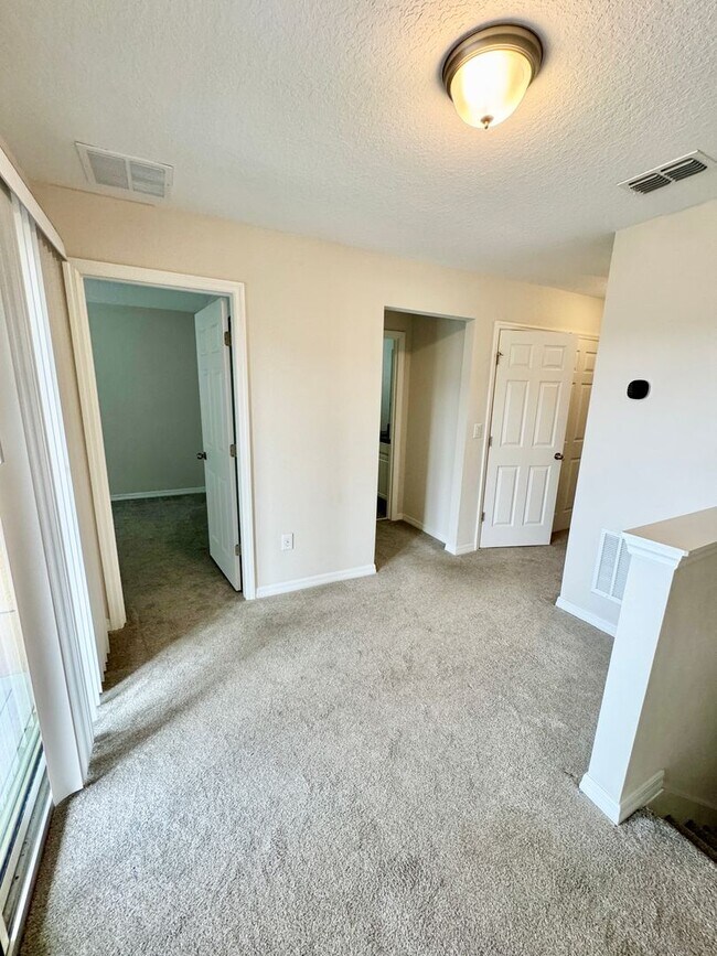 Building Photo - FOR RENT - Beautiful end unit townhouse in Clermont - Waterbrooke