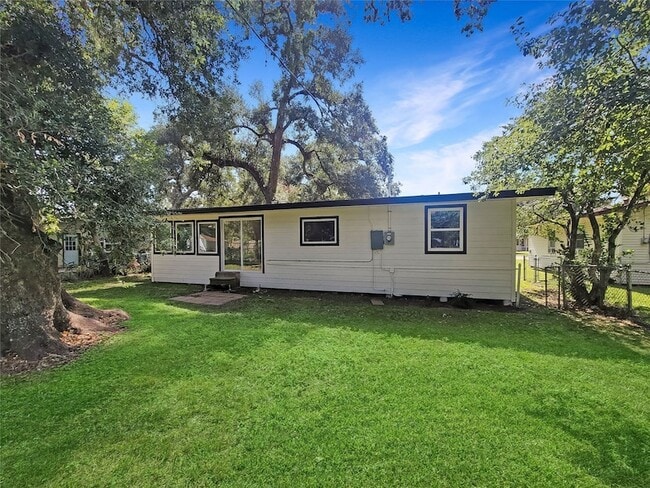 Building Photo - 121 Wisteria St