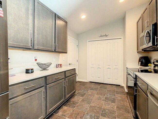 Building Photo - Beautiful 3 Bedroom 2 bath Home in desirab...