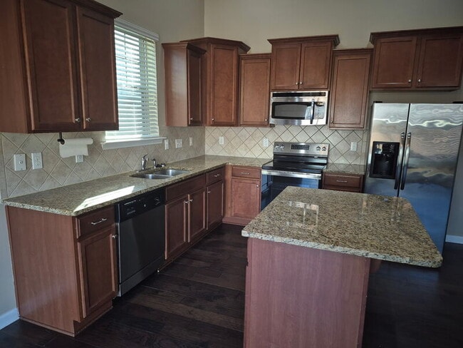 Building Photo - 284 River Oak St