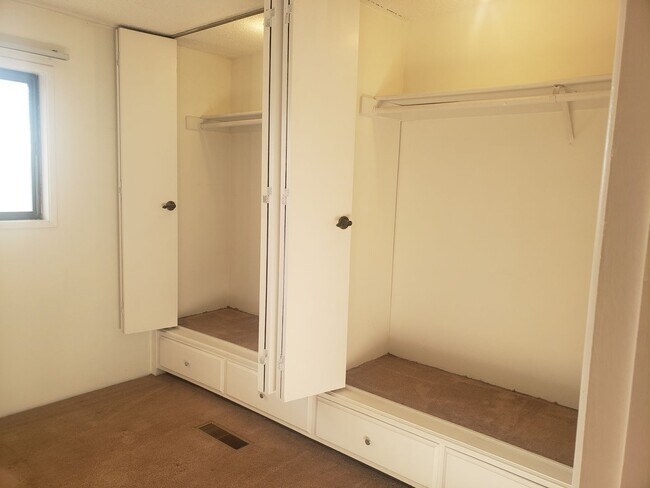 Building Photo - Charming Townhouse Near the Water! Water Sewer and Garbage Included!