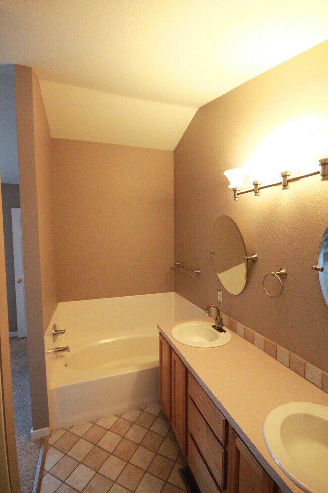 primary bathroom - 141 Rowena Pl