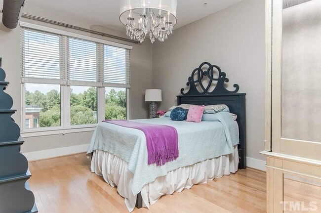Main bedroom - 300 Finsbury St
