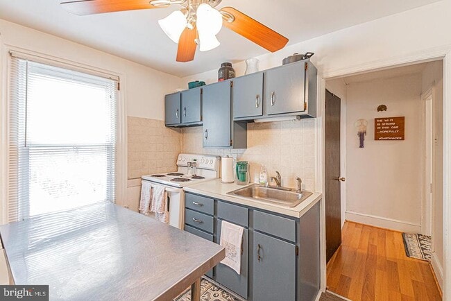 Building Photo - 330 W 3rd Ave