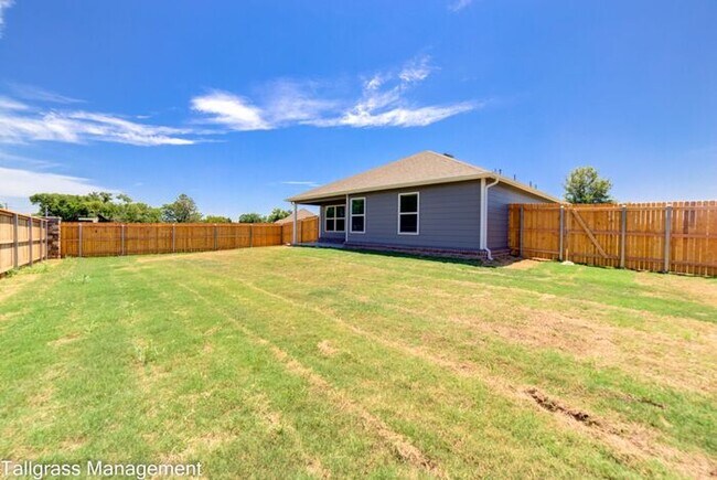 Building Photo - 4/2/2 in Broken Arrow!