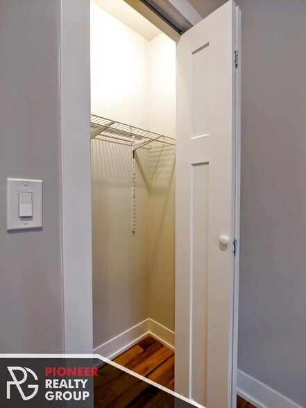 Building Photo - 635 W Oakdale Ave