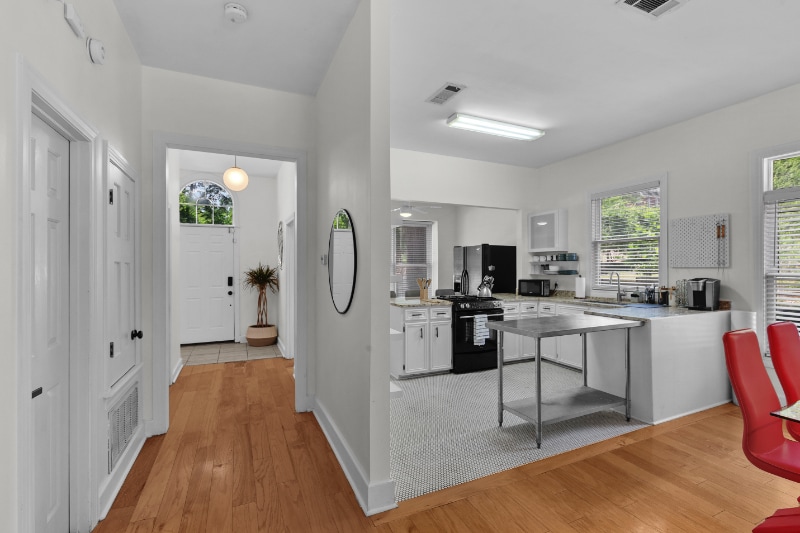 Building Photo - 806 Oakwood St