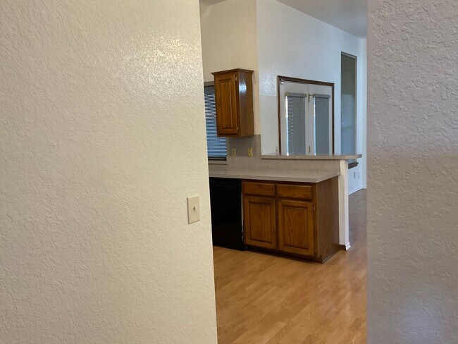 Building Photo - Spacious 3 bed, 2 bath, 2 living areas, 2 car garage