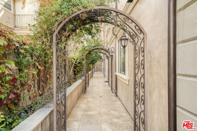 Building Photo - 208 S Lasky Dr