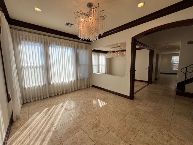 Building Photo - 5 Bedroom Luxury home