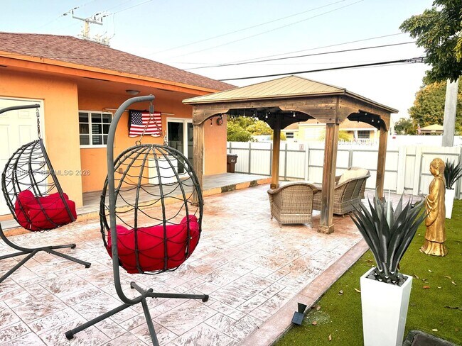 Building Photo - 690 E 6th Pl