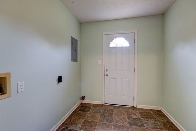 Building Photo - 204 Bob White Dr