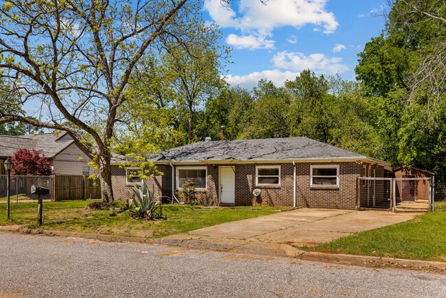 Building Photo - Charming & Newly Renovated 4 Bedroom 2 Bat...