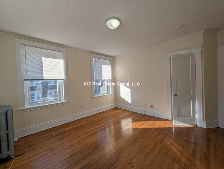 Building Photo - 8 Barrows St