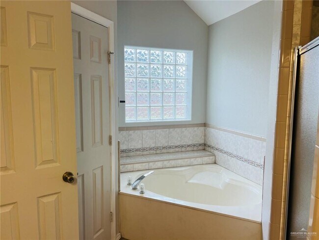 Building Photo - 1612 Merlin Dr