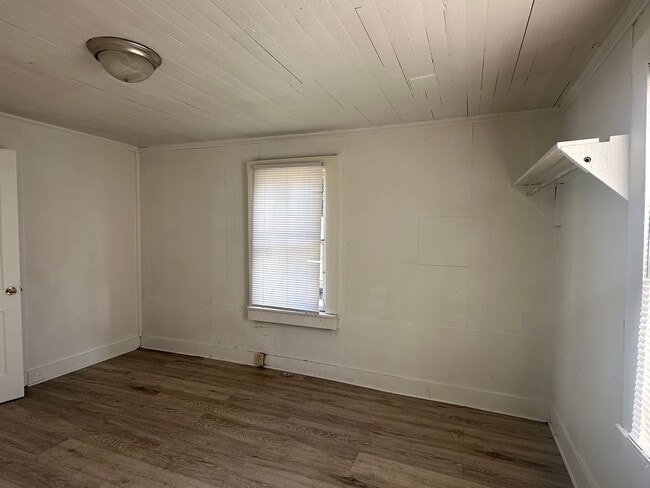 Building Photo - 2 bedroom, 1 bathroom home available in La...