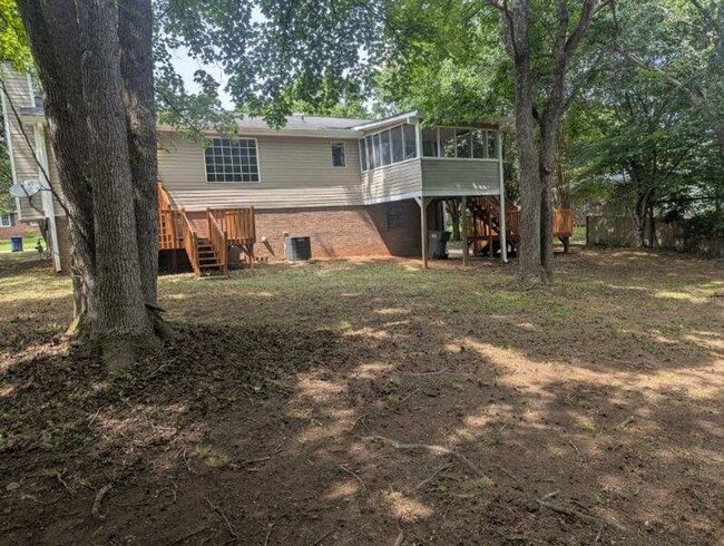 Building Photo - Large 3 Bedroom 2 Bath Ranch with Basement...