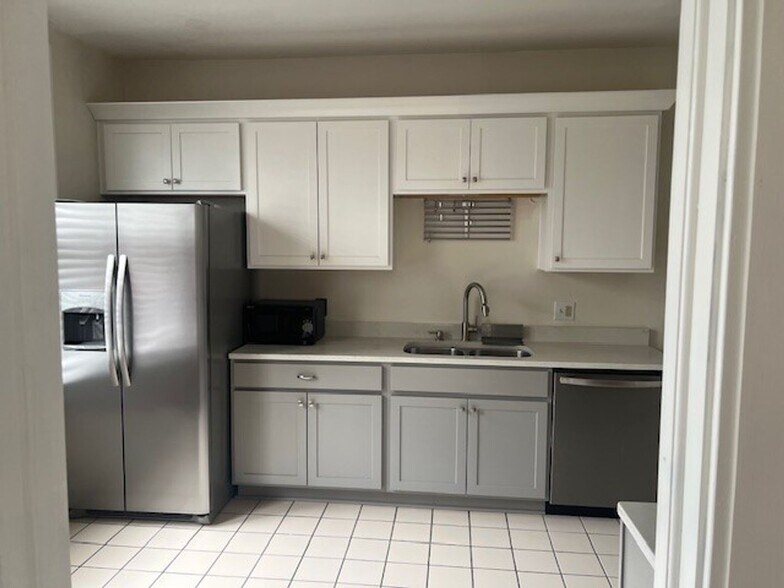 Building Photo - 2,100 Sq. Ft. 3 Bedroom Apartment in Herron-Morton