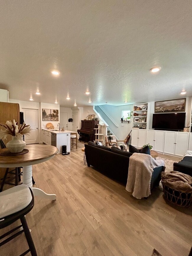 Building Photo - End Unit 3 bed 2 bath Townhome in Spanish ...
