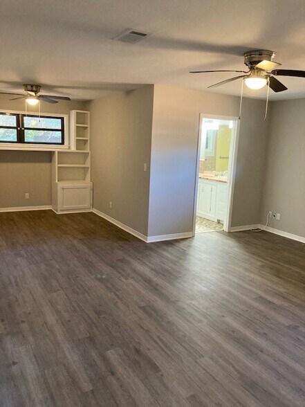 Building Photo - 151 Country Club Dr