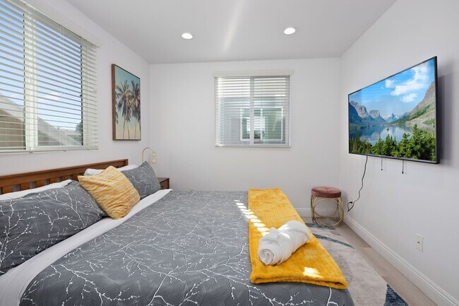 Building Photo - 4-Unit Townhome Community | Luxury Living Near DTLA