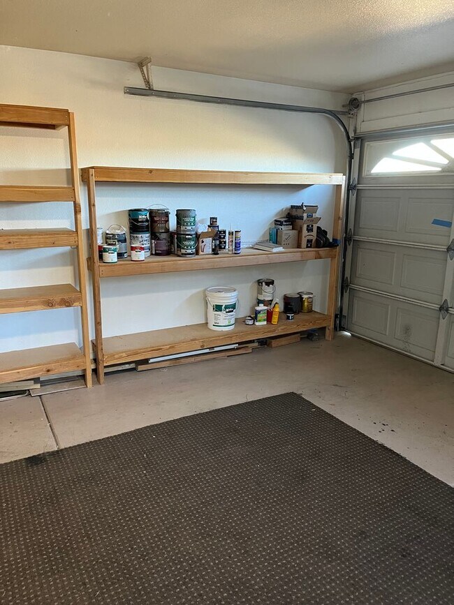 Building Photo - Modern, updated 3B/2B with fenced yard and sun room in Cottonwood