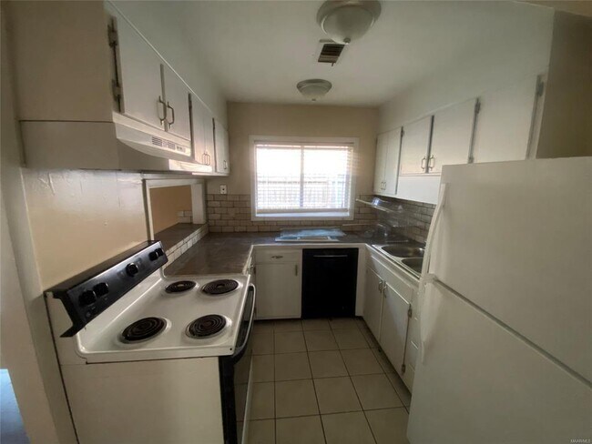 Building Photo - 2440 Price St