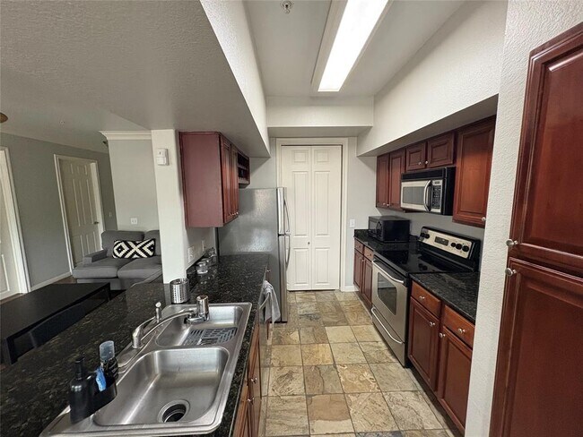 Building Photo - 7575 Kirby Dr