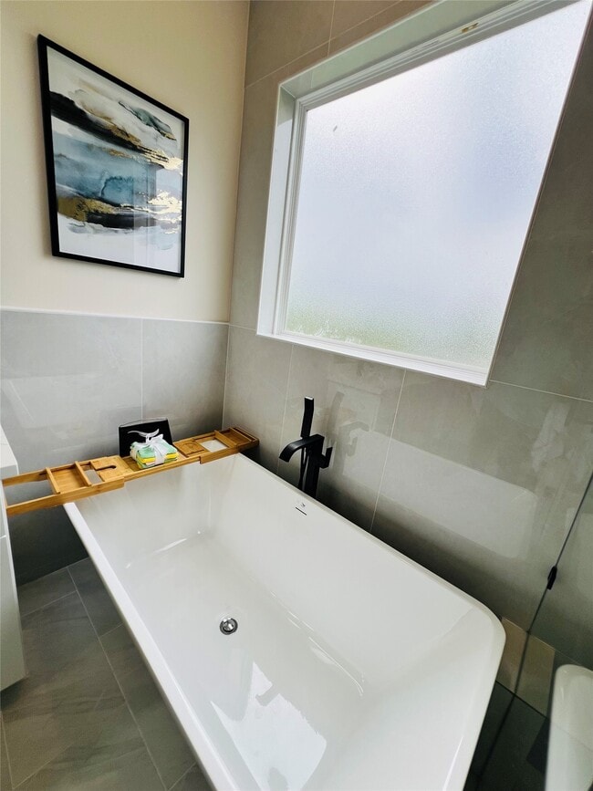 Building Photo - 3229 Tuam St