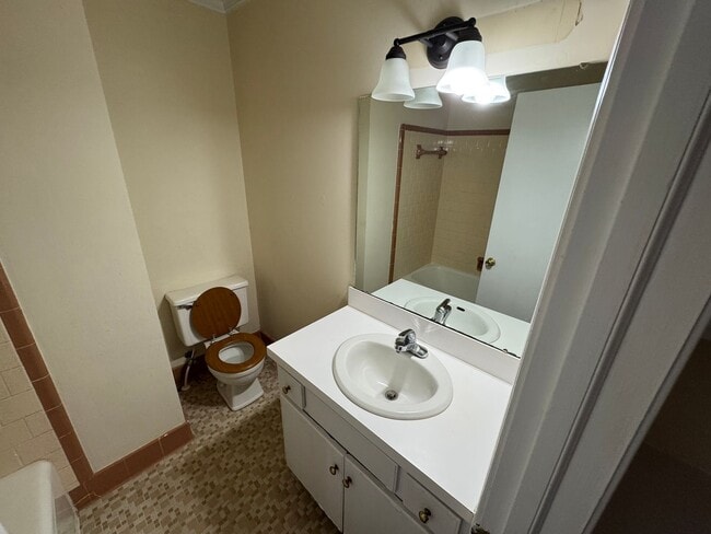Building Photo - 3 Bedroom Brick House