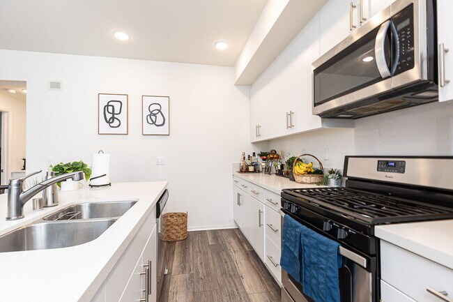 Building Photo - LIGHT & BRIGHT 2 BEDROOM W/GARAGE & LAUNDR...