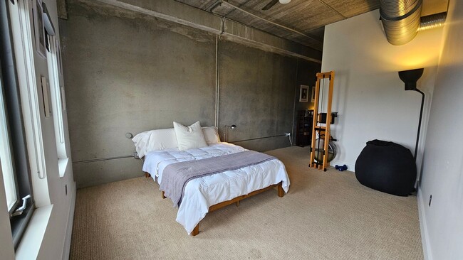Building Photo - Incredible Top-Floor 1BR with Skyline View...