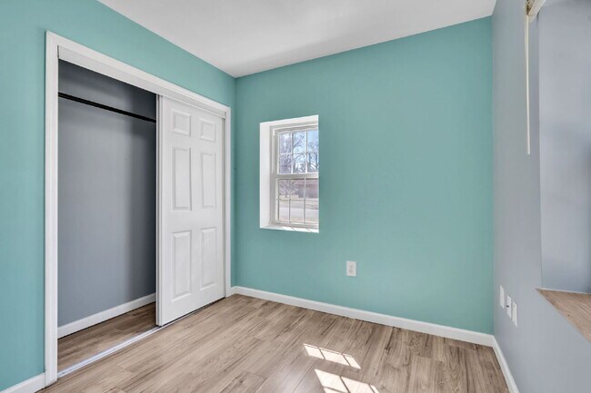 Building Photo - 2BR/1BA Triplex apartment home move-in ready!! $850/mo**