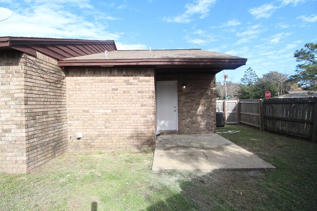 Building Photo - 2/1 Gulf Breeze Duplex! Pet friendly with ...