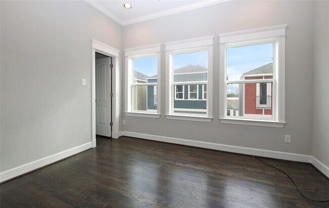 Building Photo - 2114 Bidwell Dr