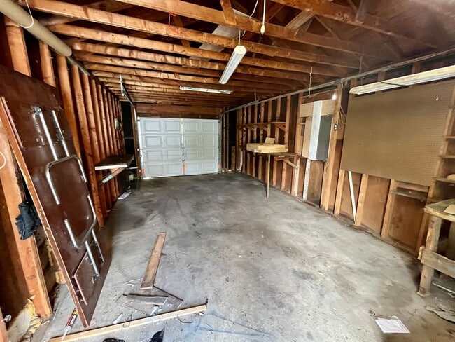 Building Photo - 3 Bed | 1 Bath | Detached Garage