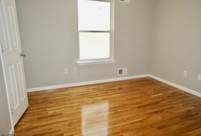 bedroom 2 - 214 E Jersey St