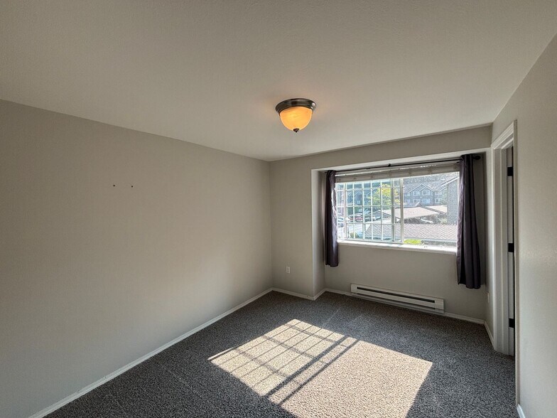 Building Photo - TWO FREE WEEKS - Country Club Condo!