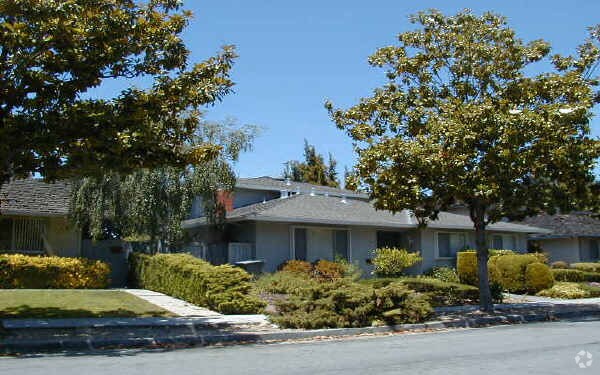 Primary Photo - 911 Tamarack Ln
