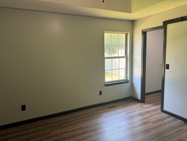 Building Photo - 3 Bedroom | 2 Bathroom | 2 Car garage | La...