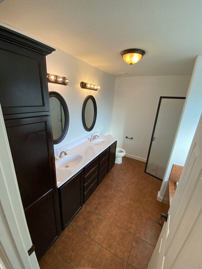 Building Photo - Beautiful 4 Bedroom, 3 Bathroom Split Leve...