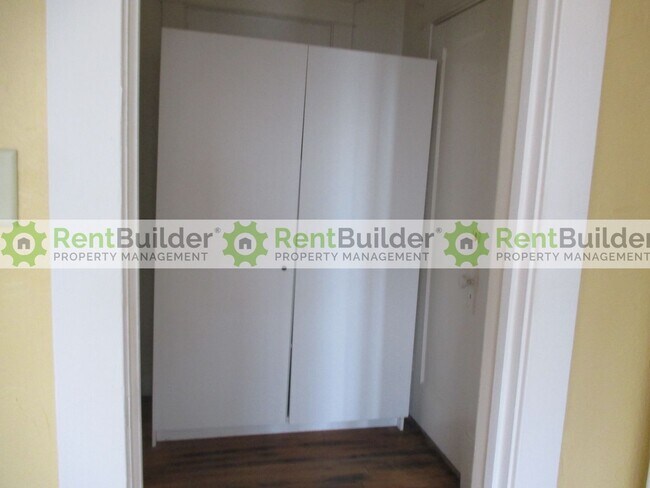 Building Photo - 103 Maple St NE